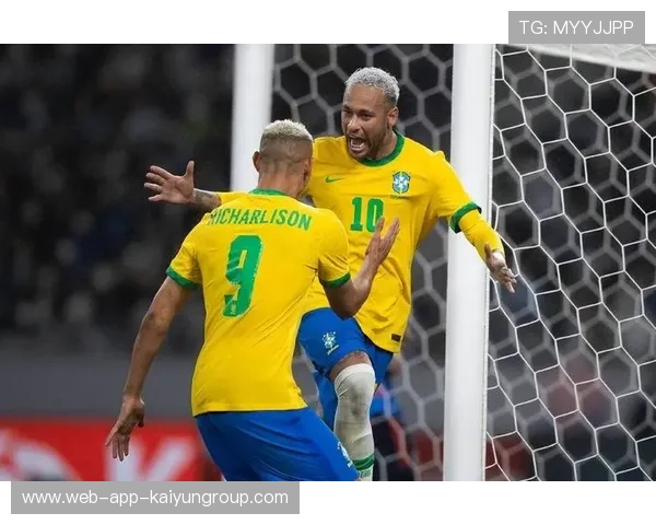 内马尔禁区外灵巧分球打出贯通式配合